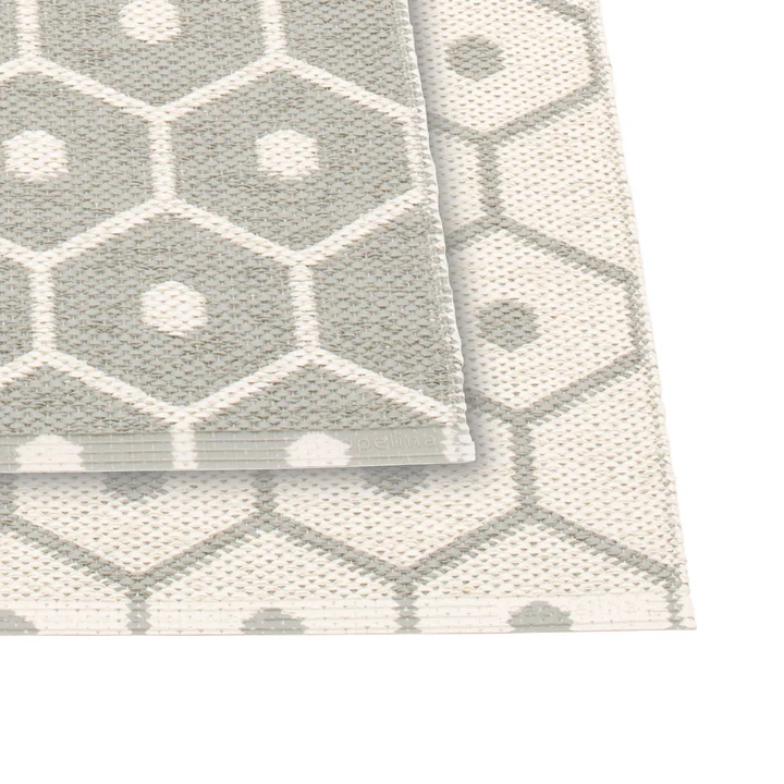Tapis réversible Honey de Pappelina en warm grey/vanilla