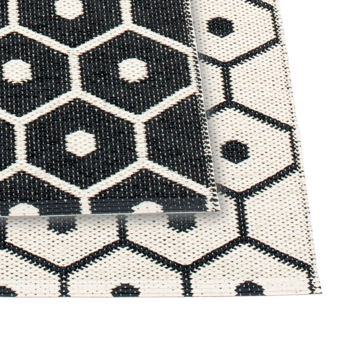 Tapis réversible Honey de Pappelina en black/vanilla