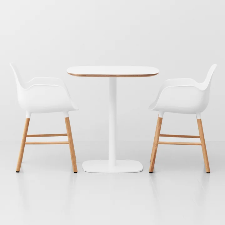 Table de bistro Form 70 x 70 x 74,5 cm de Normann Copenhagen en blanc avec cadre en chêne