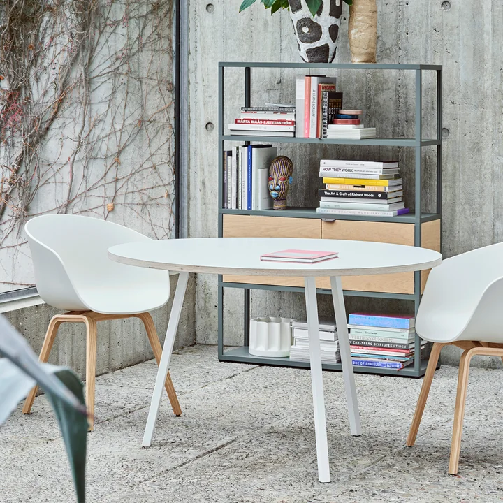 About A Chair AAC 22 avec table Loop Stand en rond de HAY