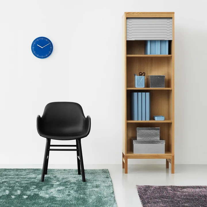 Tapis de confettis, commode et fauteuil de forme (bois) en store vénitien