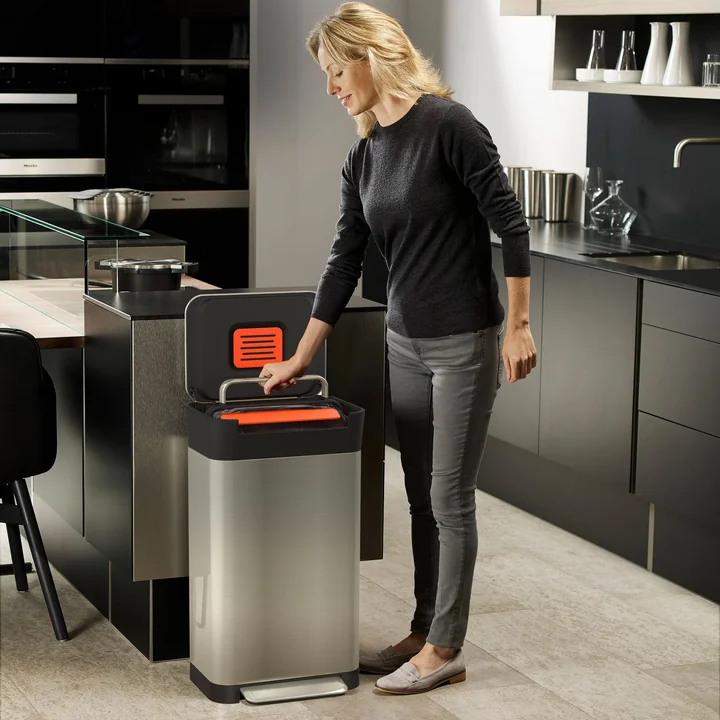 La poubelle Joseph Joseph - Titan Poubelle à pédale, acier inoxydable