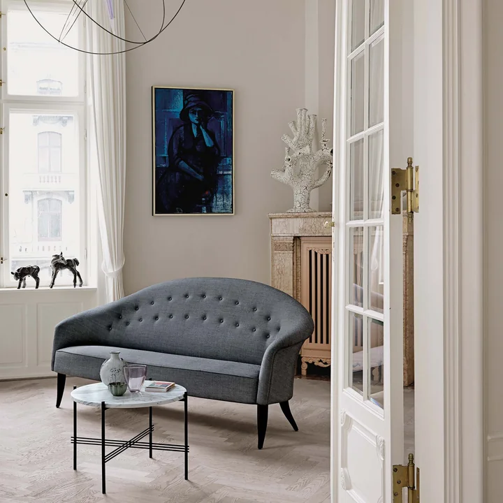 Canapé Paradiset et table basse TS de Gubi dans le salon