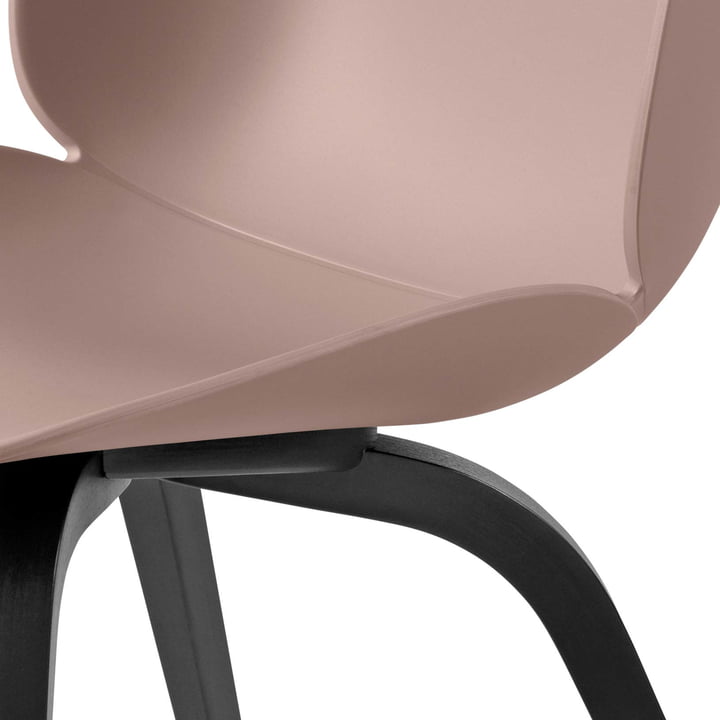 Dining Chair Beetle base en bois par Gubi en teinté noir / sweet pink