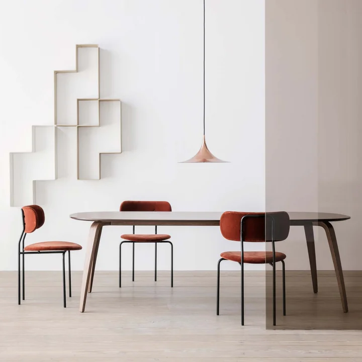 Table de salle à manger avec lampe suspendue Semi et bibliothèque Dédal