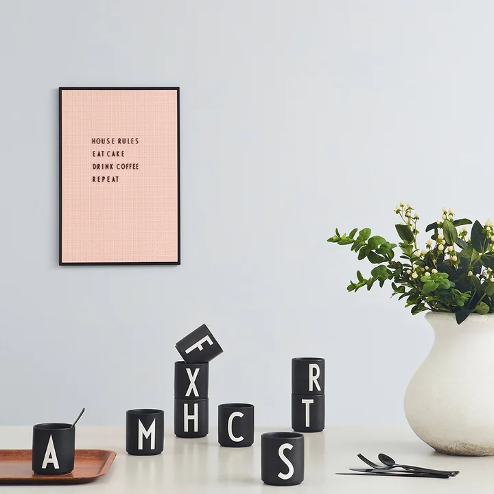 AJ - Tasse en porcelaine de Design Letters en noir