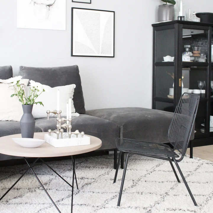 Salon en gris foncé et blanc chez Carla Sofie Molge de Molge Decor