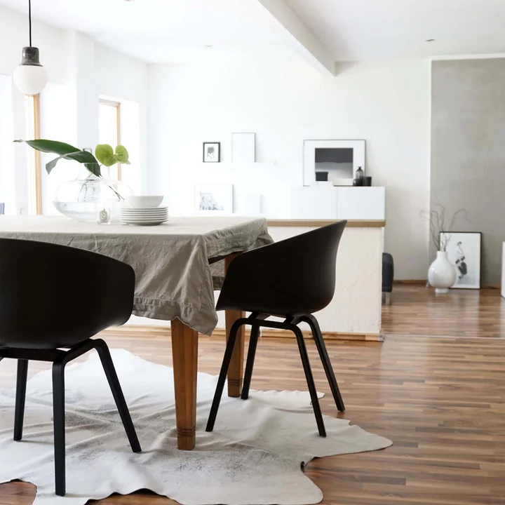 About A Chair AAC 22 de HAY en chêne teinté noir