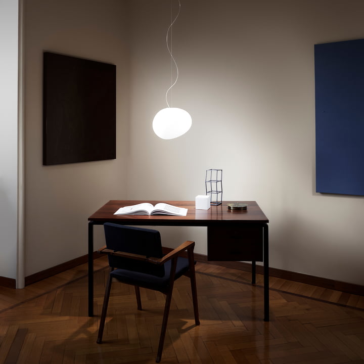 La suspension lumineuse LED Gregg de Foscarini placée au-dessus du bureau