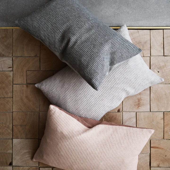 Le coussin par Aiayu de Fritz Hansen en trois couleurs différentes