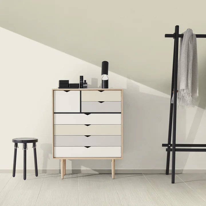 La commode S8 par Andersen Furniture, chêne savonné / façade multicolore dans la chambre à coucher
