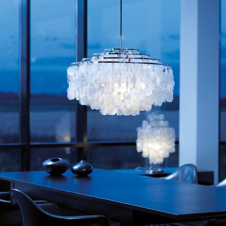 La suspension lumineuse Fun 10DM de Verpan au-dessus de la table à manger