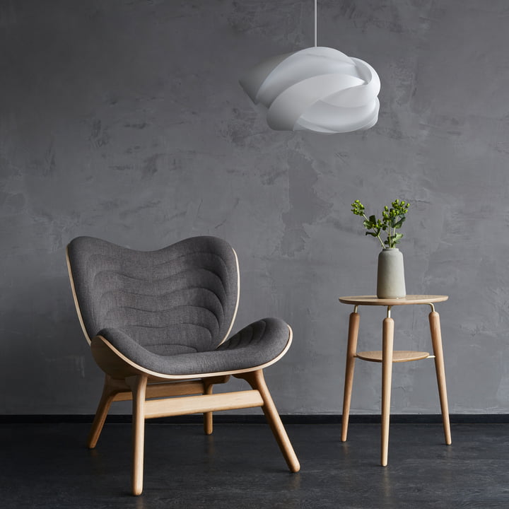 La suspension lumineuse Ribbon de Umage avec fauteuil Conversations