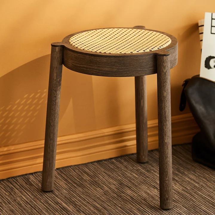 Tabouret empilable Pal de Northern en vannerie / chêne fumé