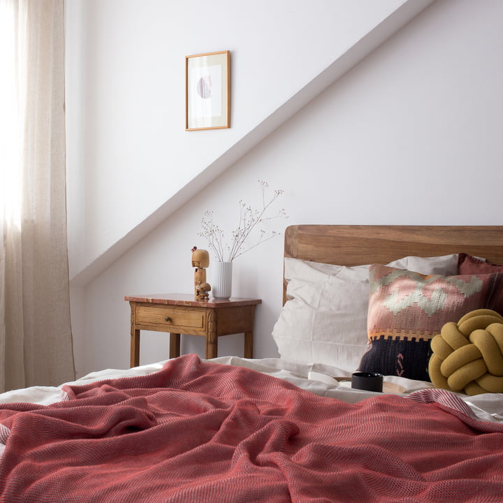 Décoration de chambre à coucher dans les tons rouge et terre