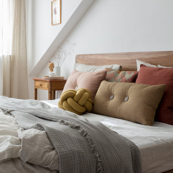 Décoration de chambre à coucher dans les tons rouge et terre