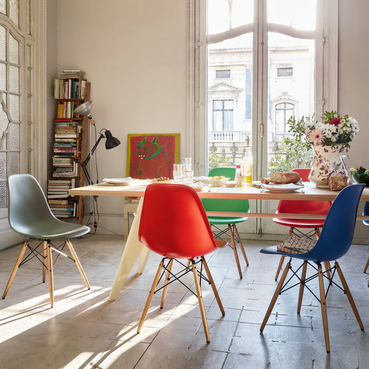 Chaise en plastique Eames DSW avec coque d'assise colorée