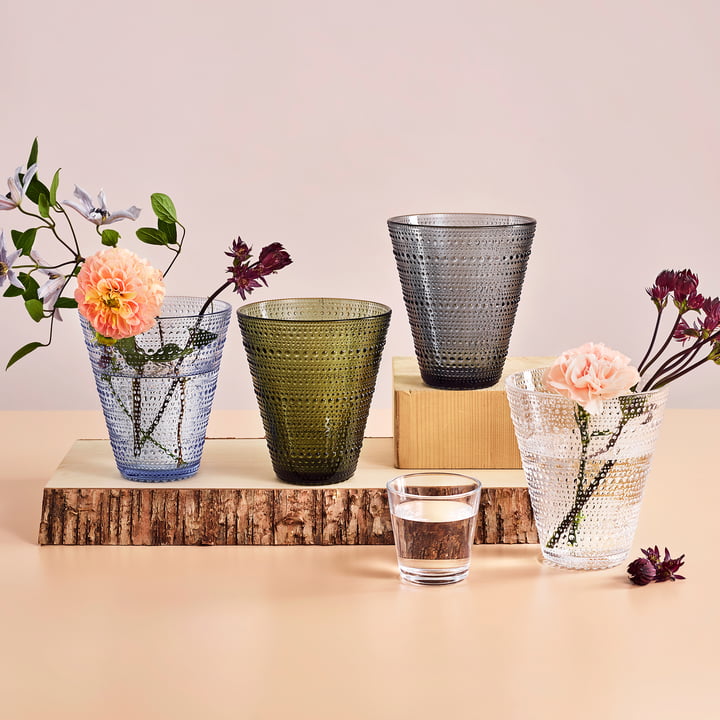 Le vase Kastehelmi d'Iittala 154 mm présenté avec un arrangement fleuri