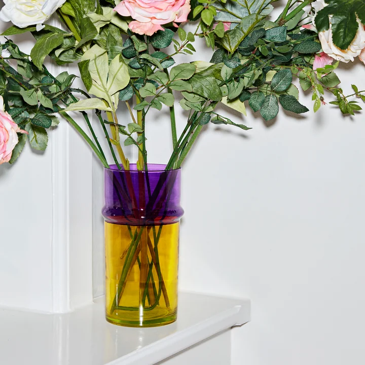 Le vase marocain de HAY en L, jaune avec bouquet de fleurs