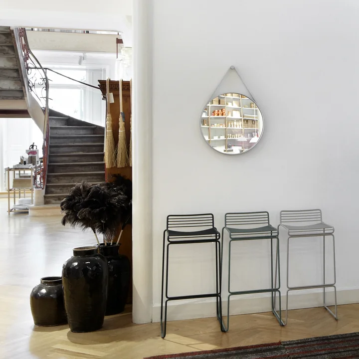Strap Mirror et Hee Tabouret de bar de HAY