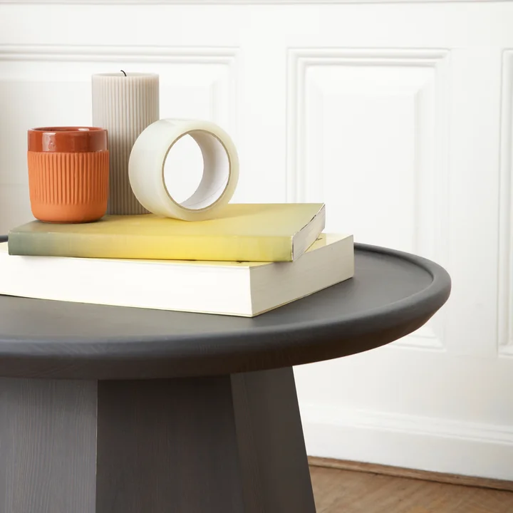 La table d'appoint Pine de Normann Copenhagen, gris foncé en vue détaillée.