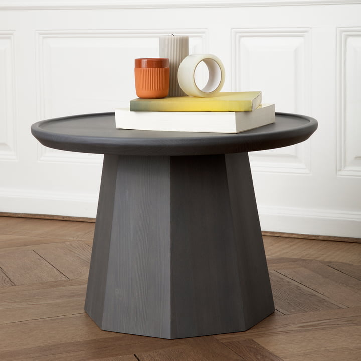 La table d'appoint Pine de Normann Copenhagen, gris foncé, décorée avec style