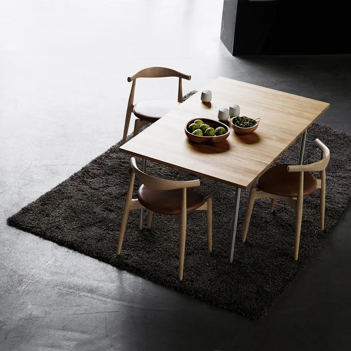 La CH20 Elbow Chair de Carl Hansen avec table CH322