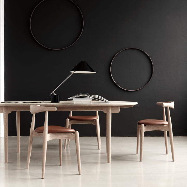 La CH20 Elbow Chair de Carl Hansen avec table CH337