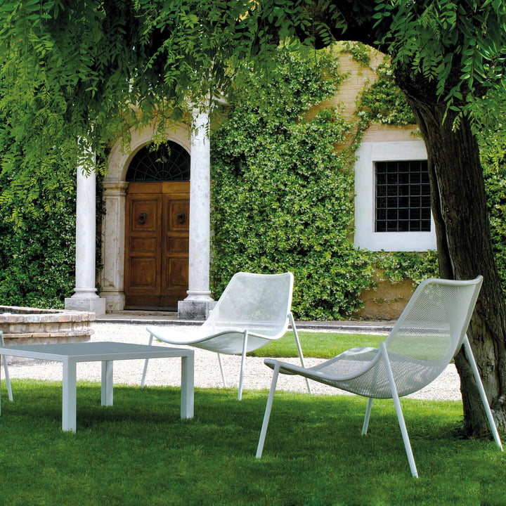 Emu - Collection Round, chaise lounge et table dans le jardin