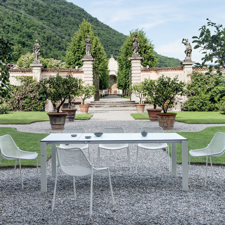 Emu - Collection Round, chaise et table dans le jardin