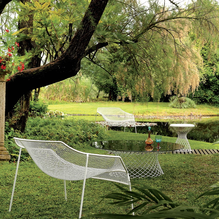 Emu - Collection Heaven, chaise lounge et table au bord du lac