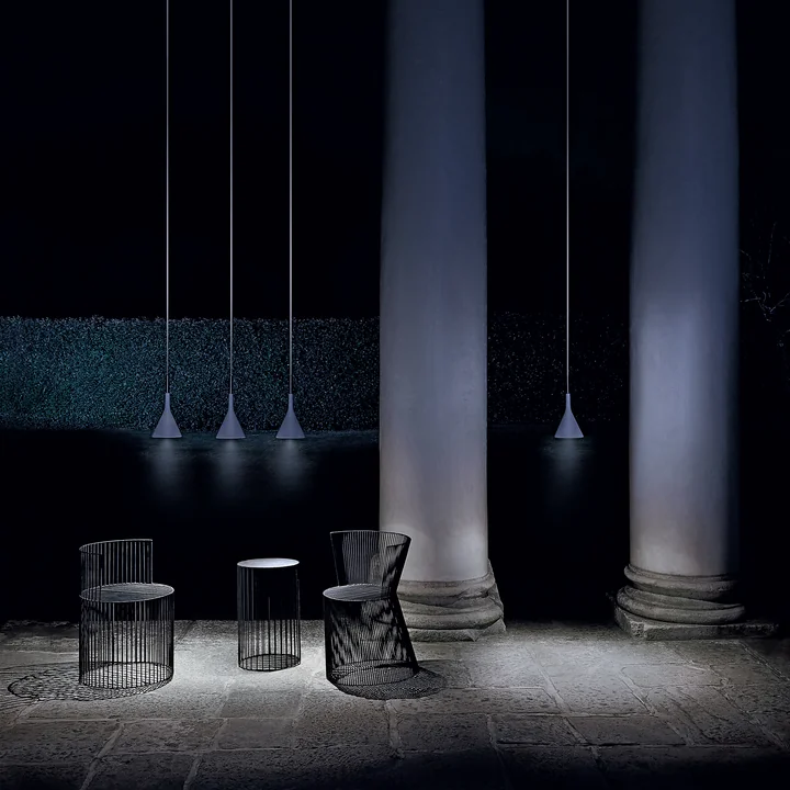 ֯L'éclairage d'extérieur à LED Aplomb de Foscarini suspendu en une rangée