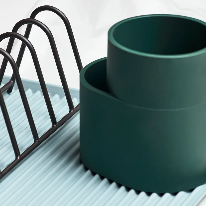 Bac Dish Drainer de HAY en vert foncé avec égouttoir en bleu clair