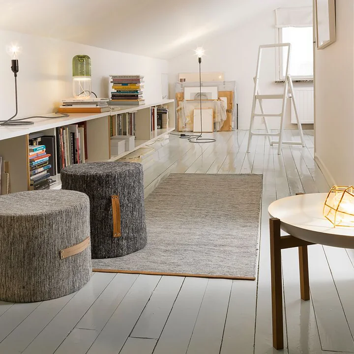 Le Björk tapis avec des Björk Tabourets de Design House Stockholm dans l'atelier du toit
