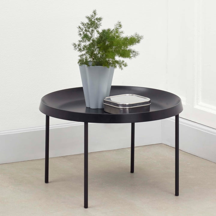 La table d'appoint Tulou de Hay, Ø 55 x H 35 cm, noir décorée avec des plantes