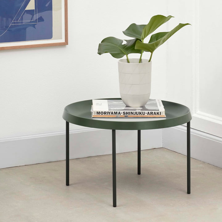 La table d'appoint Tulou de Hay, Ø 55 x H 35 cm, vert mat / vert mousse foncé avec des plantes