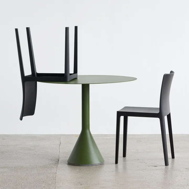La table HAY - Élémentaire Chair , anthracite avec la table Palissade