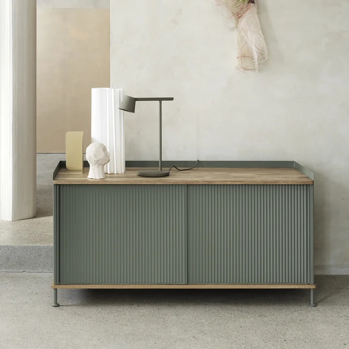Sideboard Enfold bas par Muuto en chêne / Dusty Green