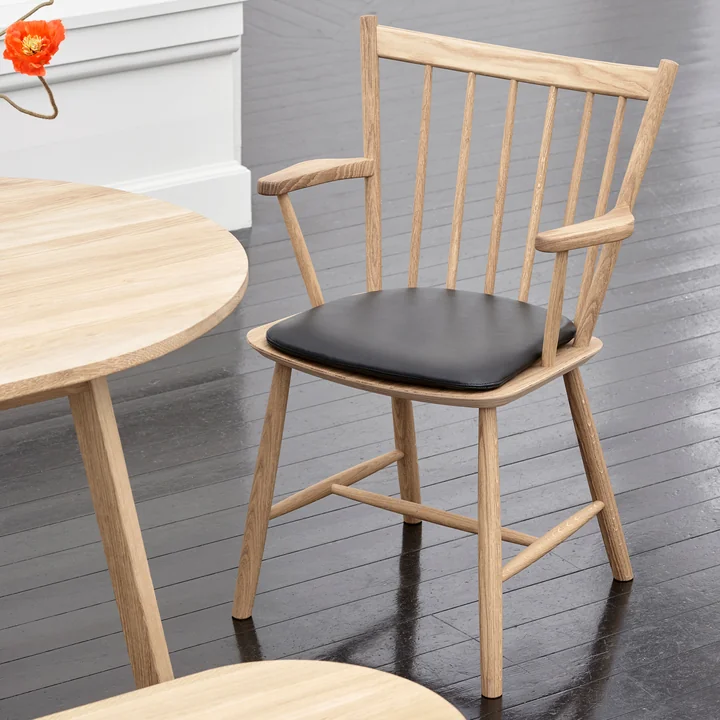 Chaise à accoudoirs J42 avec coussins de siège par HAY