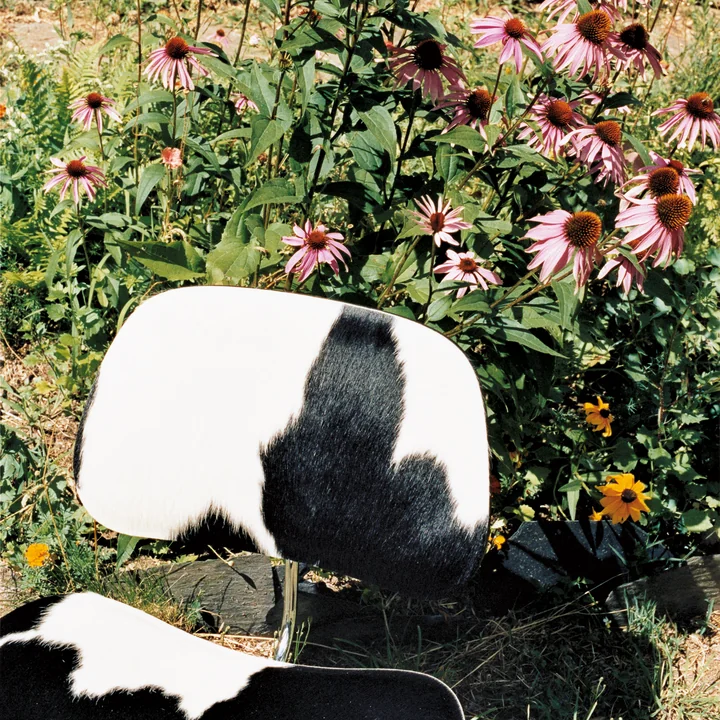 Der Vitra - Fauteauil bas Plywood Group LCM dans le jardin