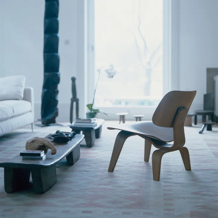 Vitra - Plywood Group LCW chaise dans le salon