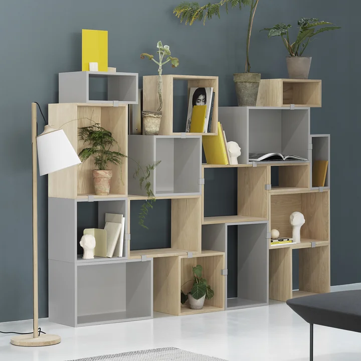 Stacked Système d'étagères 2. 0 de Muuto en chêne et gris clair