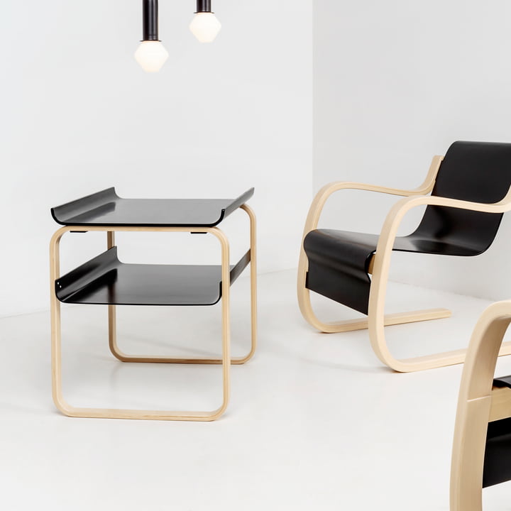 Der Artek - Table d'appoint 915, bouleau / noir avec fauteuil assorti