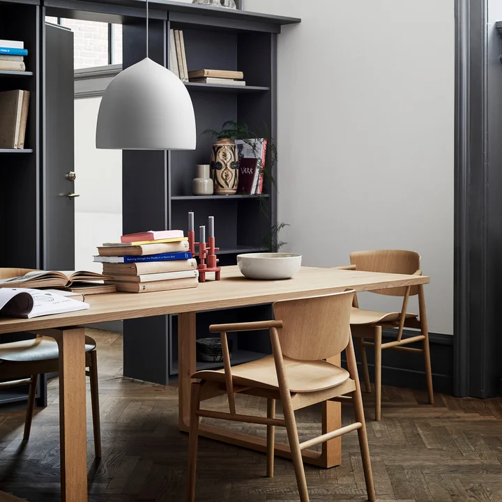 Suspence Lampe suspendue au-dessus de la table arrangée par Fritz Hansen