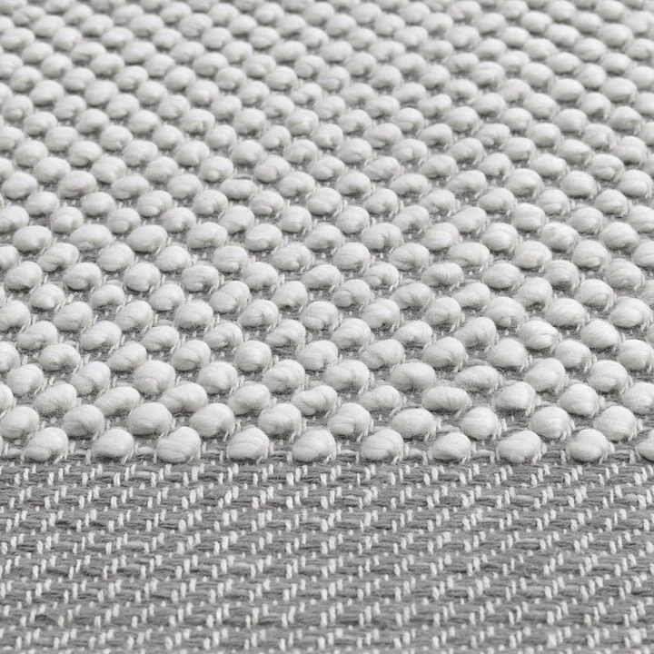 Pebble Tapis de Muuto en gris clair en détail