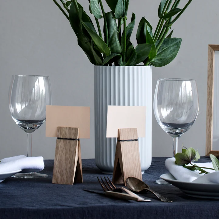 Pinch Pince décorative de Moebe en chêne comme support de cartes de place