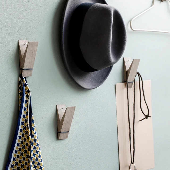 Pinch Pince décorative de Moebe en chêne sur le mur