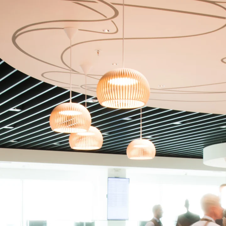 Atto 5000 luminaire suspendu à LED Ø 34 x H 21 cm de Secto en bouleau