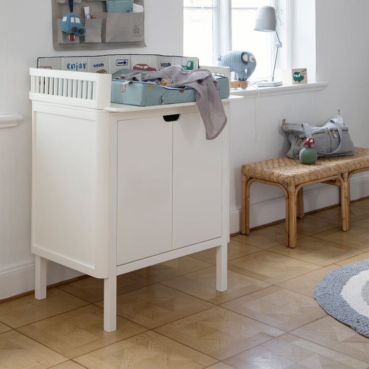 Commode à langer en blanc de Sebra dans la chambre d'enfant