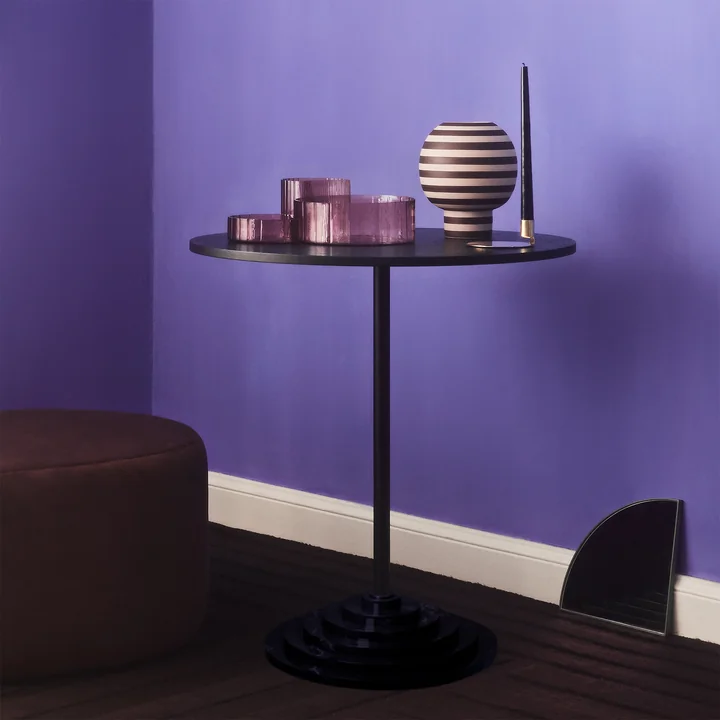 Bols Concha en rose (set de 3) avec vase Varia Sculptural de AYTM sur la table